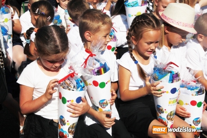 Zdjęcie w galerii na portalu naszwodzislaw.com: Zabrzmiał pierwszy dzwonek. Uczniowie z Wodzisławia odebrali tradycyjne tyty  wiadomości z regionu