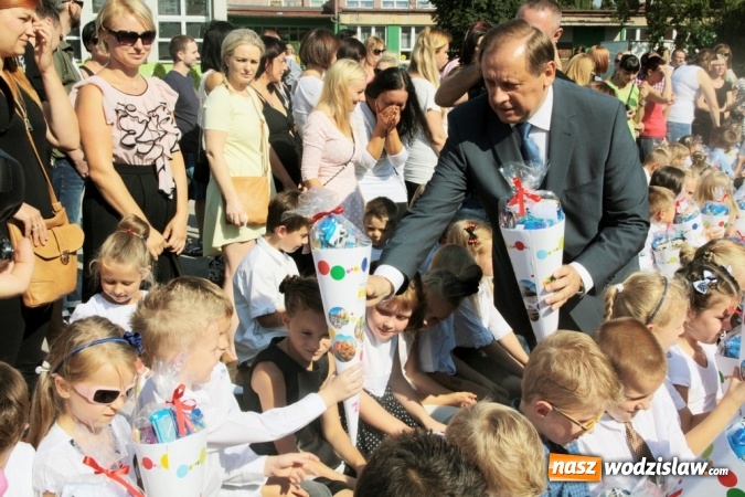 Zdjęcie w galerii na portalu naszwodzislaw.com: Zabrzmiał pierwszy dzwonek. Uczniowie z Wodzisławia odebrali tradycyjne tyty  wiadomości z regionu