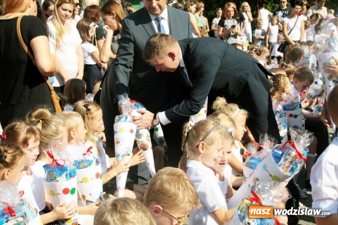 Zdjęcie w galerii na portalu naszwodzislaw.com: Zabrzmiał pierwszy dzwonek. Uczniowie z Wodzisławia odebrali tradycyjne tyty  wiadomości z regionu