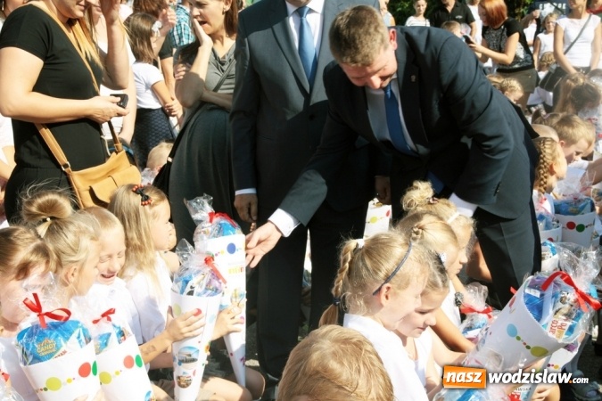 Zdjęcie w galerii na portalu naszwodzislaw.com: Zabrzmiał pierwszy dzwonek. Uczniowie z Wodzisławia odebrali tradycyjne tyty  wiadomości z regionu