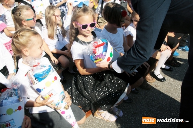 Zdjęcie w galerii na portalu naszwodzislaw.com: Zabrzmiał pierwszy dzwonek. Uczniowie z Wodzisławia odebrali tradycyjne tyty  wiadomości z regionu