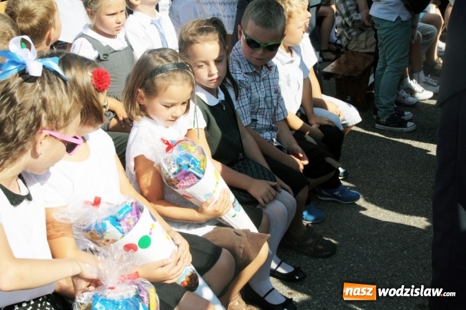 Zdjęcie w galerii na portalu naszwodzislaw.com: Zabrzmiał pierwszy dzwonek. Uczniowie z Wodzisławia odebrali tradycyjne tyty  wiadomości z regionu