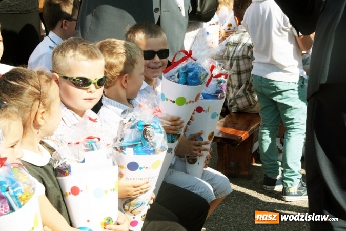 Zdjęcie w galerii na portalu naszwodzislaw.com: Zabrzmiał pierwszy dzwonek. Uczniowie z Wodzisławia odebrali tradycyjne tyty  wiadomości z regionu