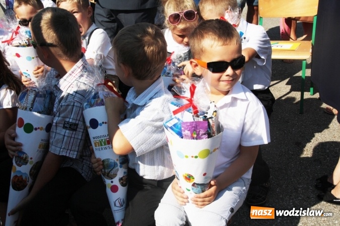 Zdjęcie w galerii na portalu naszwodzislaw.com: Zabrzmiał pierwszy dzwonek. Uczniowie z Wodzisławia odebrali tradycyjne tyty  wiadomości z regionu