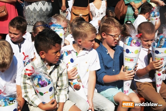 Zdjęcie w galerii na portalu naszwodzislaw.com: Zabrzmiał pierwszy dzwonek. Uczniowie z Wodzisławia odebrali tradycyjne tyty  wiadomości z regionu