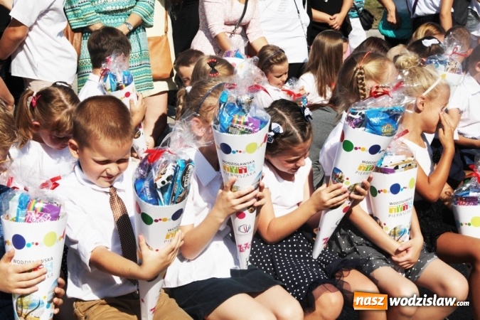 Zdjęcie w galerii na portalu naszwodzislaw.com: Zabrzmiał pierwszy dzwonek. Uczniowie z Wodzisławia odebrali tradycyjne tyty  wiadomości z regionu