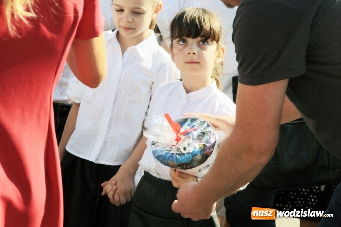 Zdjęcie w galerii na portalu naszwodzislaw.com: Zabrzmiał pierwszy dzwonek. Uczniowie z Wodzisławia odebrali tradycyjne tyty  wiadomości z regionu