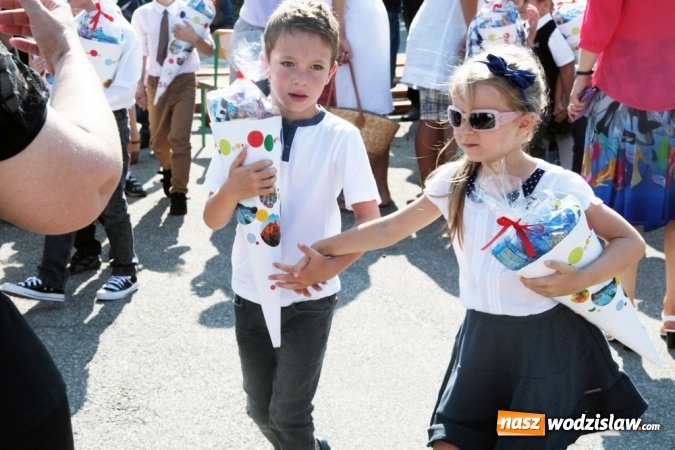Zdjęcie w galerii na portalu naszwodzislaw.com: Zabrzmiał pierwszy dzwonek. Uczniowie z Wodzisławia odebrali tradycyjne tyty  wiadomości z regionu
