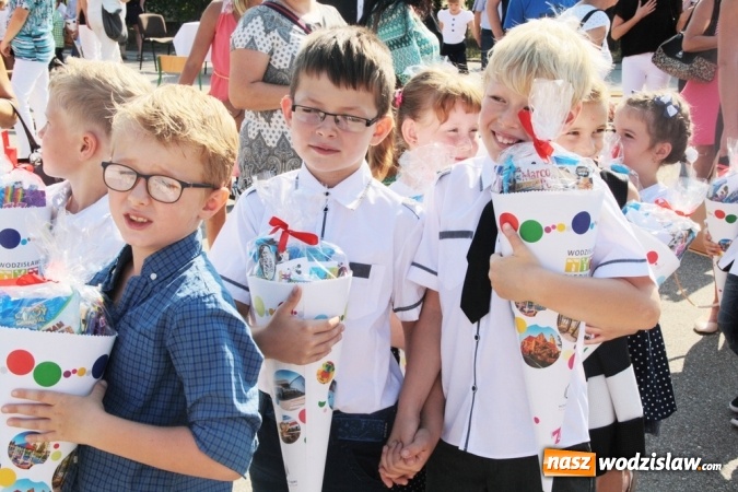 Zdjęcie w galerii na portalu naszwodzislaw.com: Zabrzmiał pierwszy dzwonek. Uczniowie z Wodzisławia odebrali tradycyjne tyty  wiadomości z regionu