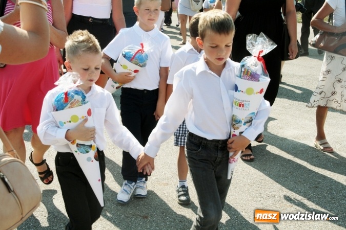 Zdjęcie w galerii na portalu naszwodzislaw.com: Zabrzmiał pierwszy dzwonek. Uczniowie z Wodzisławia odebrali tradycyjne tyty  wiadomości z regionu