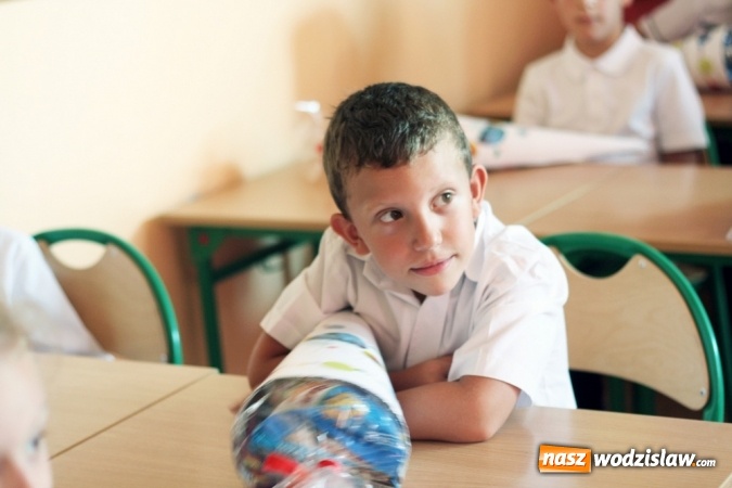 Zdjęcie w galerii na portalu naszwodzislaw.com: Zabrzmiał pierwszy dzwonek. Uczniowie z Wodzisławia odebrali tradycyjne tyty  wiadomości z regionu