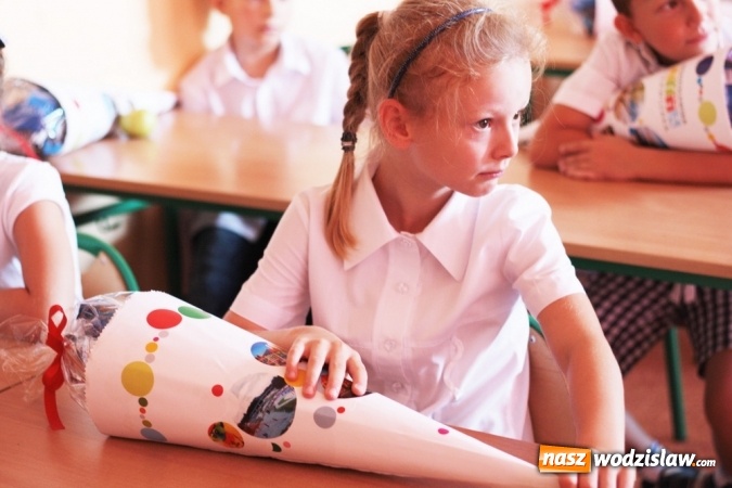 Zdjęcie w galerii na portalu naszwodzislaw.com: Zabrzmiał pierwszy dzwonek. Uczniowie z Wodzisławia odebrali tradycyjne tyty  wiadomości z regionu