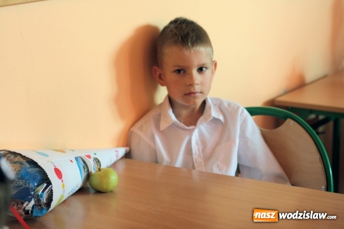 Zdjęcie w galerii na portalu naszwodzislaw.com: Zabrzmiał pierwszy dzwonek. Uczniowie z Wodzisławia odebrali tradycyjne tyty  wiadomości z regionu