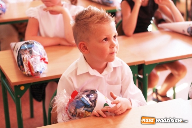 Zdjęcie w galerii na portalu naszwodzislaw.com: Zabrzmiał pierwszy dzwonek. Uczniowie z Wodzisławia odebrali tradycyjne tyty  wiadomości z regionu