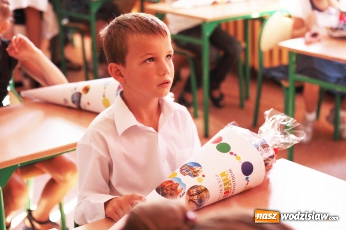 Zdjęcie w galerii na portalu naszwodzislaw.com: Zabrzmiał pierwszy dzwonek. Uczniowie z Wodzisławia odebrali tradycyjne tyty  wiadomości z regionu