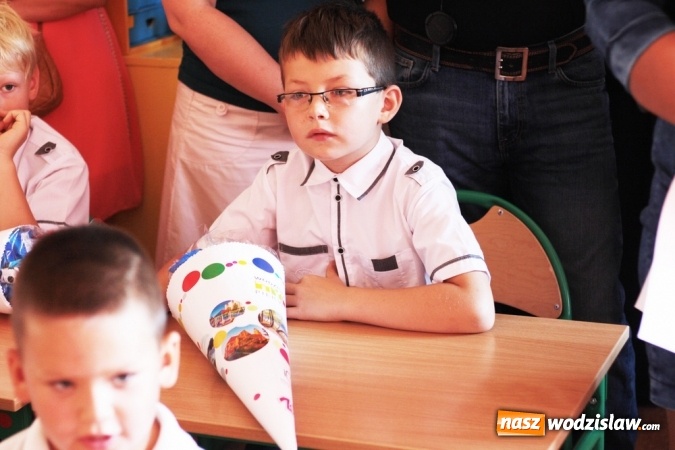 Zdjęcie w galerii na portalu naszwodzislaw.com: Zabrzmiał pierwszy dzwonek. Uczniowie z Wodzisławia odebrali tradycyjne tyty  wiadomości z regionu