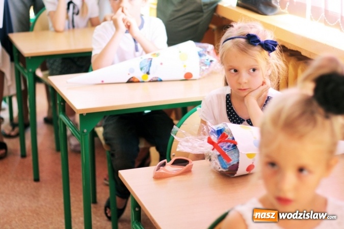 Zdjęcie w galerii na portalu naszwodzislaw.com: Zabrzmiał pierwszy dzwonek. Uczniowie z Wodzisławia odebrali tradycyjne tyty  wiadomości z regionu