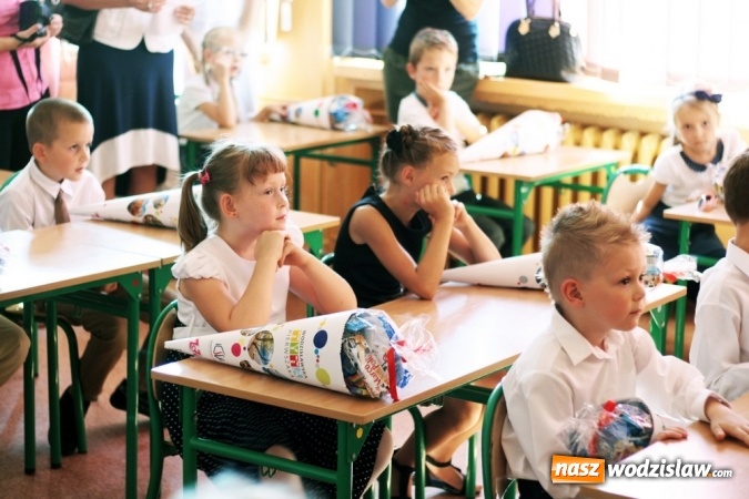 Zdjęcie w galerii na portalu naszwodzislaw.com: Zabrzmiał pierwszy dzwonek. Uczniowie z Wodzisławia odebrali tradycyjne tyty  wiadomości z regionu