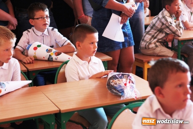 Zdjęcie w galerii na portalu naszwodzislaw.com: Zabrzmiał pierwszy dzwonek. Uczniowie z Wodzisławia odebrali tradycyjne tyty  wiadomości z regionu