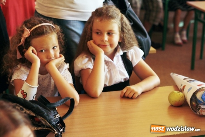 Zdjęcie w galerii na portalu naszwodzislaw.com: Zabrzmiał pierwszy dzwonek. Uczniowie z Wodzisławia odebrali tradycyjne tyty  wiadomości z regionu