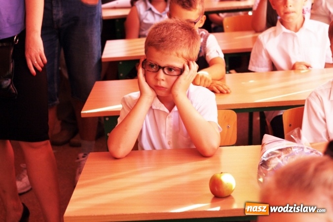 Zdjęcie w galerii na portalu naszwodzislaw.com: Zabrzmiał pierwszy dzwonek. Uczniowie z Wodzisławia odebrali tradycyjne tyty  wiadomości z regionu