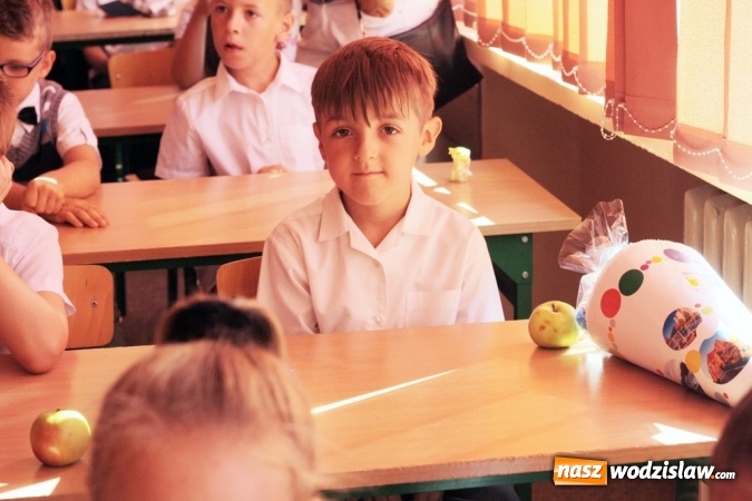 Zdjęcie w galerii na portalu naszwodzislaw.com: Zabrzmiał pierwszy dzwonek. Uczniowie z Wodzisławia odebrali tradycyjne tyty  wiadomości z regionu