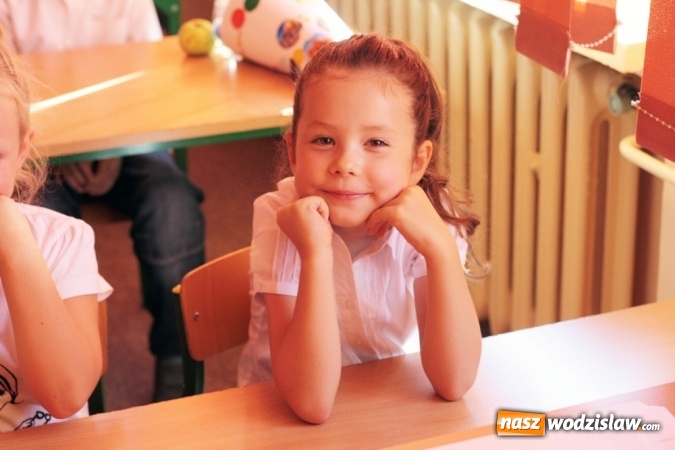 Zdjęcie w galerii na portalu naszwodzislaw.com: Zabrzmiał pierwszy dzwonek. Uczniowie z Wodzisławia odebrali tradycyjne tyty  wiadomości z regionu