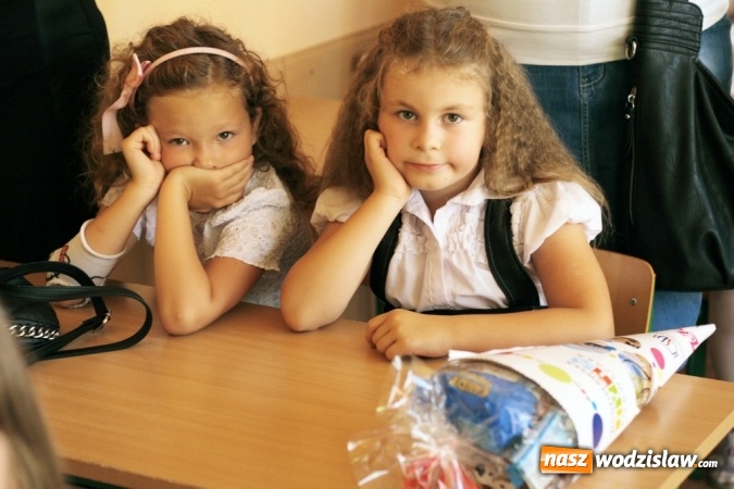 Zdjęcie w galerii na portalu naszwodzislaw.com: Zabrzmiał pierwszy dzwonek. Uczniowie z Wodzisławia odebrali tradycyjne tyty  wiadomości z regionu