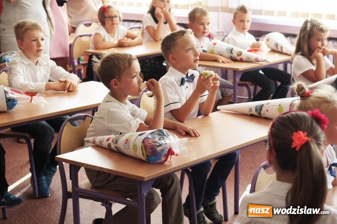 Zdjęcie w galerii na portalu naszwodzislaw.com: Zabrzmiał pierwszy dzwonek. Uczniowie z Wodzisławia odebrali tradycyjne tyty  wiadomości z regionu