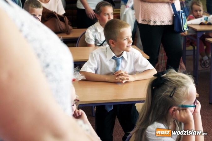 Zdjęcie w galerii na portalu naszwodzislaw.com: Zabrzmiał pierwszy dzwonek. Uczniowie z Wodzisławia odebrali tradycyjne tyty  wiadomości z regionu
