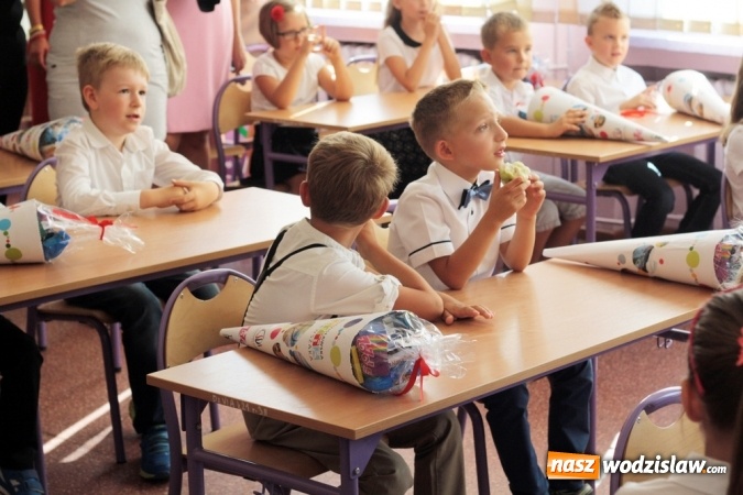 Zdjęcie w galerii na portalu naszwodzislaw.com: Zabrzmiał pierwszy dzwonek. Uczniowie z Wodzisławia odebrali tradycyjne tyty  wiadomości z regionu