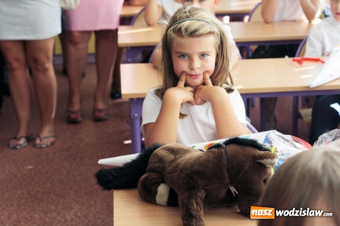 Zdjęcie w galerii na portalu naszwodzislaw.com: Zabrzmiał pierwszy dzwonek. Uczniowie z Wodzisławia odebrali tradycyjne tyty  wiadomości z regionu