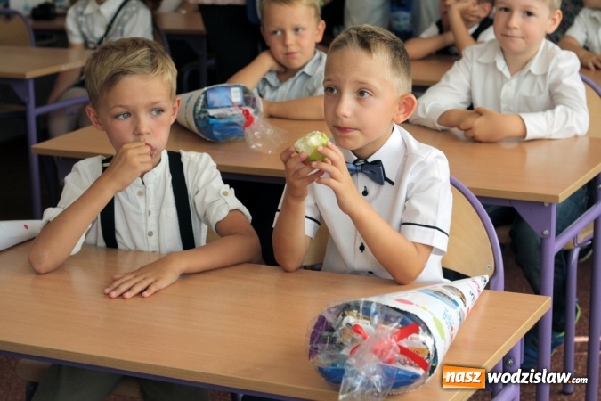 Zdjęcie w galerii na portalu naszwodzislaw.com: Zabrzmiał pierwszy dzwonek. Uczniowie z Wodzisławia odebrali tradycyjne tyty  wiadomości z regionu