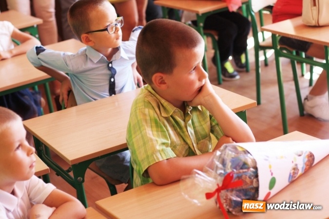 Zdjęcie w galerii na portalu naszwodzislaw.com: Zabrzmiał pierwszy dzwonek. Uczniowie z Wodzisławia odebrali tradycyjne tyty  wiadomości z regionu