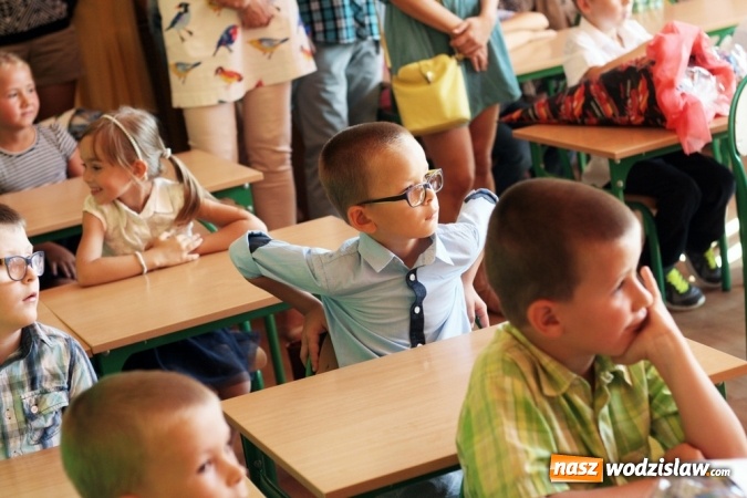 Zdjęcie w galerii na portalu naszwodzislaw.com: Zabrzmiał pierwszy dzwonek. Uczniowie z Wodzisławia odebrali tradycyjne tyty  wiadomości z regionu