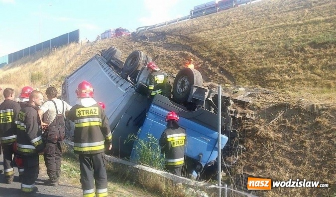 Zdjęcie w galerii na portalu naszwodzislaw.com: Wypadek na A1: tir przebył barierki ochronne po czym zsunął się ze stromej skarpy wiadomości z regionu
