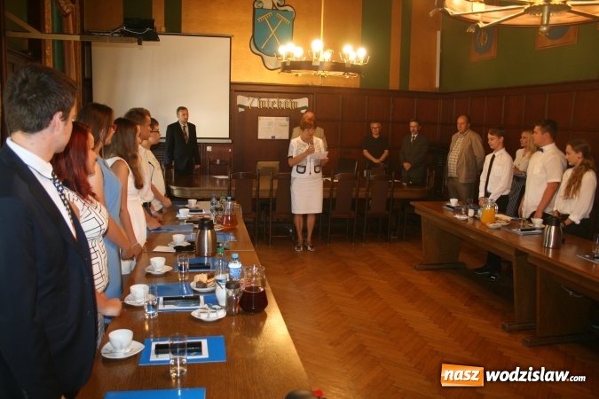 Zdjęcie w galerii na portalu naszwodzislaw.com: Uroczyste ślubowanie rozpoczęło I sesję Młodzieżowej Rady Miasta w Rydułtowach wiadomości z regionu