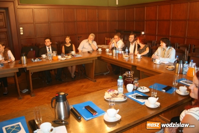 Zdjęcie w galerii na portalu naszwodzislaw.com: Uroczyste ślubowanie rozpoczęło I sesję Młodzieżowej Rady Miasta w Rydułtowach wiadomości z regionu