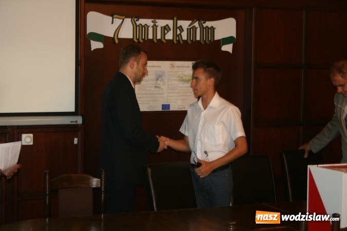 Zdjęcie w galerii na portalu naszwodzislaw.com: Uroczyste ślubowanie rozpoczęło I sesję Młodzieżowej Rady Miasta w Rydułtowach wiadomości z regionu