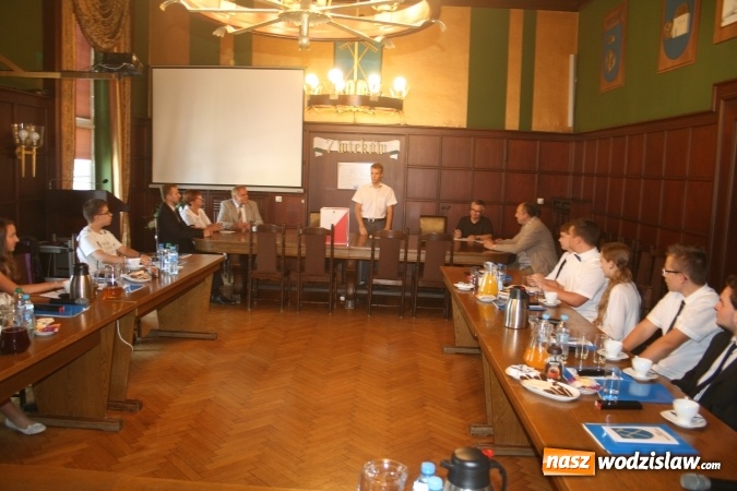 Zdjęcie w galerii na portalu naszwodzislaw.com: Uroczyste ślubowanie rozpoczęło I sesję Młodzieżowej Rady Miasta w Rydułtowach wiadomości z regionu