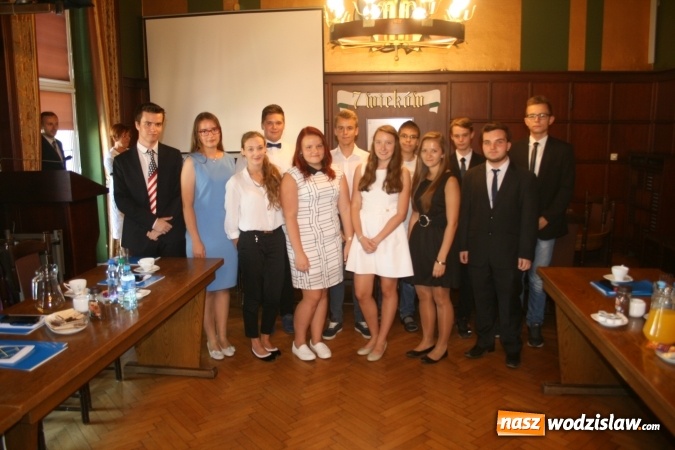 Zdjęcie w galerii na portalu naszwodzislaw.com: Uroczyste ślubowanie rozpoczęło I sesję Młodzieżowej Rady Miasta w Rydułtowach wiadomości z regionu