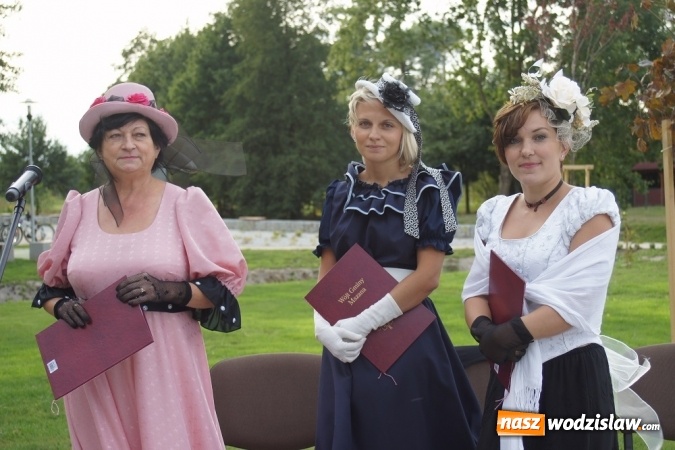 Zdjęcie w galerii na portalu naszwodzislaw.com: Narodowe Czytanie w Mszanie: po parkowych alejkach przechadzała się Izabela z Wokulskim wiadomości z regionu