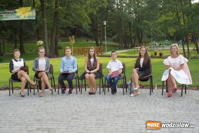 Zdjęcie w galerii na portalu naszwodzislaw.com: Narodowe Czytanie w Mszanie: po parkowych alejkach przechadzała się Izabela z Wokulskim wiadomości z regionu