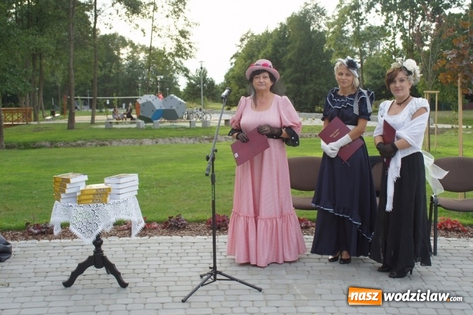Zdjęcie w galerii na portalu naszwodzislaw.com: Narodowe Czytanie w Mszanie: po parkowych alejkach przechadzała się Izabela z Wokulskim wiadomości z regionu