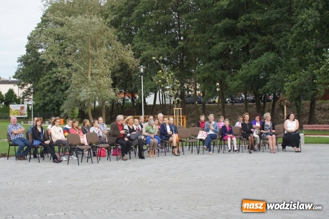 Zdjęcie w galerii na portalu naszwodzislaw.com: Narodowe Czytanie w Mszanie: po parkowych alejkach przechadzała się Izabela z Wokulskim wiadomości z regionu