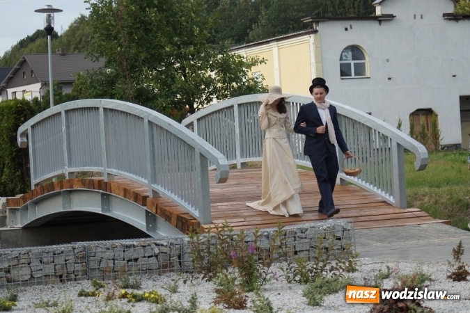 Zdjęcie w galerii na portalu naszwodzislaw.com: Narodowe Czytanie w Mszanie: po parkowych alejkach przechadzała się Izabela z Wokulskim wiadomości z regionu