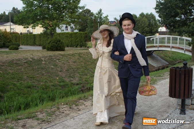 Zdjęcie w galerii na portalu naszwodzislaw.com: Narodowe Czytanie w Mszanie: po parkowych alejkach przechadzała się Izabela z Wokulskim wiadomości z regionu