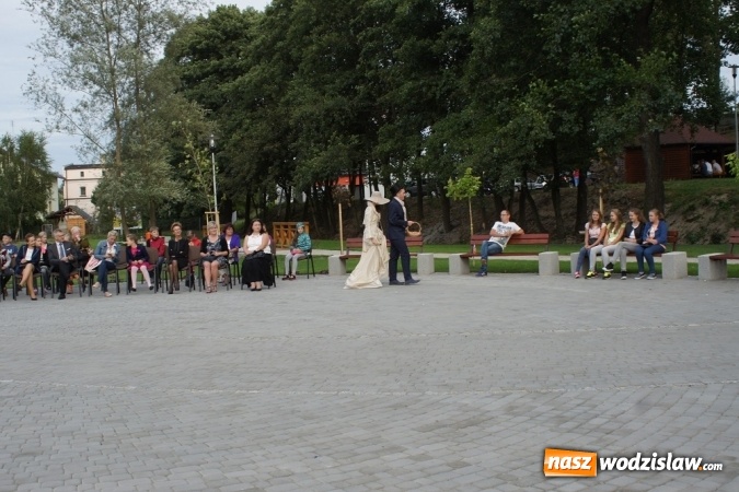 Zdjęcie w galerii na portalu naszwodzislaw.com: Narodowe Czytanie w Mszanie: po parkowych alejkach przechadzała się Izabela z Wokulskim wiadomości z regionu