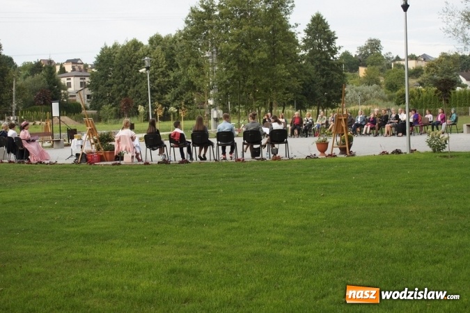 Zdjęcie w galerii na portalu naszwodzislaw.com: Narodowe Czytanie w Mszanie: po parkowych alejkach przechadzała się Izabela z Wokulskim wiadomości z regionu