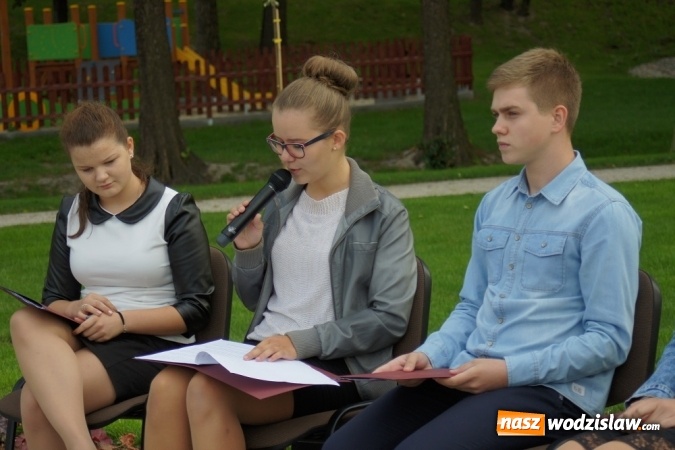 Zdjęcie w galerii na portalu naszwodzislaw.com: Narodowe Czytanie w Mszanie: po parkowych alejkach przechadzała się Izabela z Wokulskim wiadomości z regionu